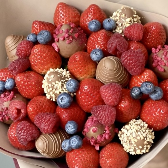 Букет из клубники в шоколаде с днём рождения